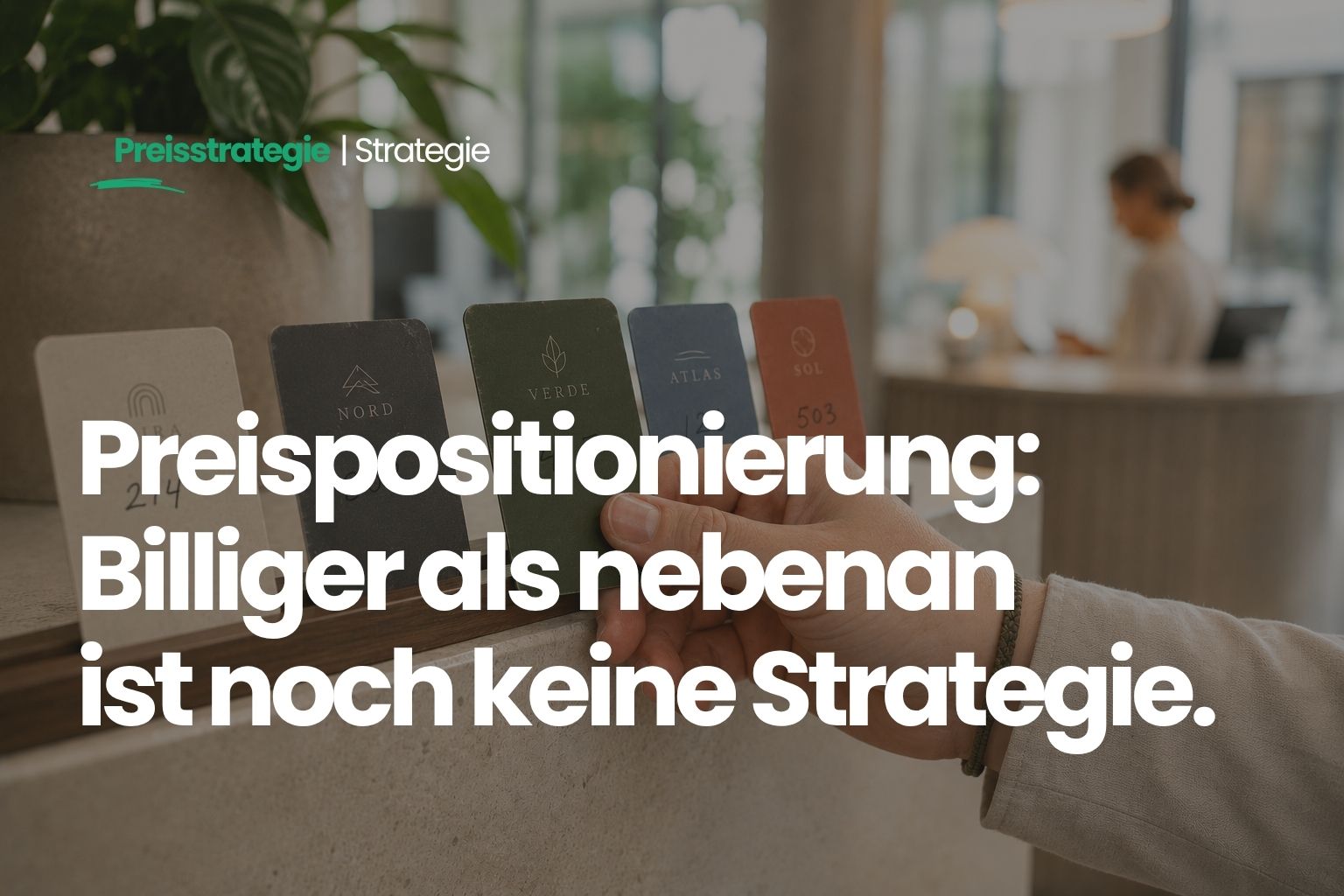 Hand wählt an einer Hotelrezeption eine grüne Zimmerkarte aus mehreren verschiedenfarbigen Keycards.